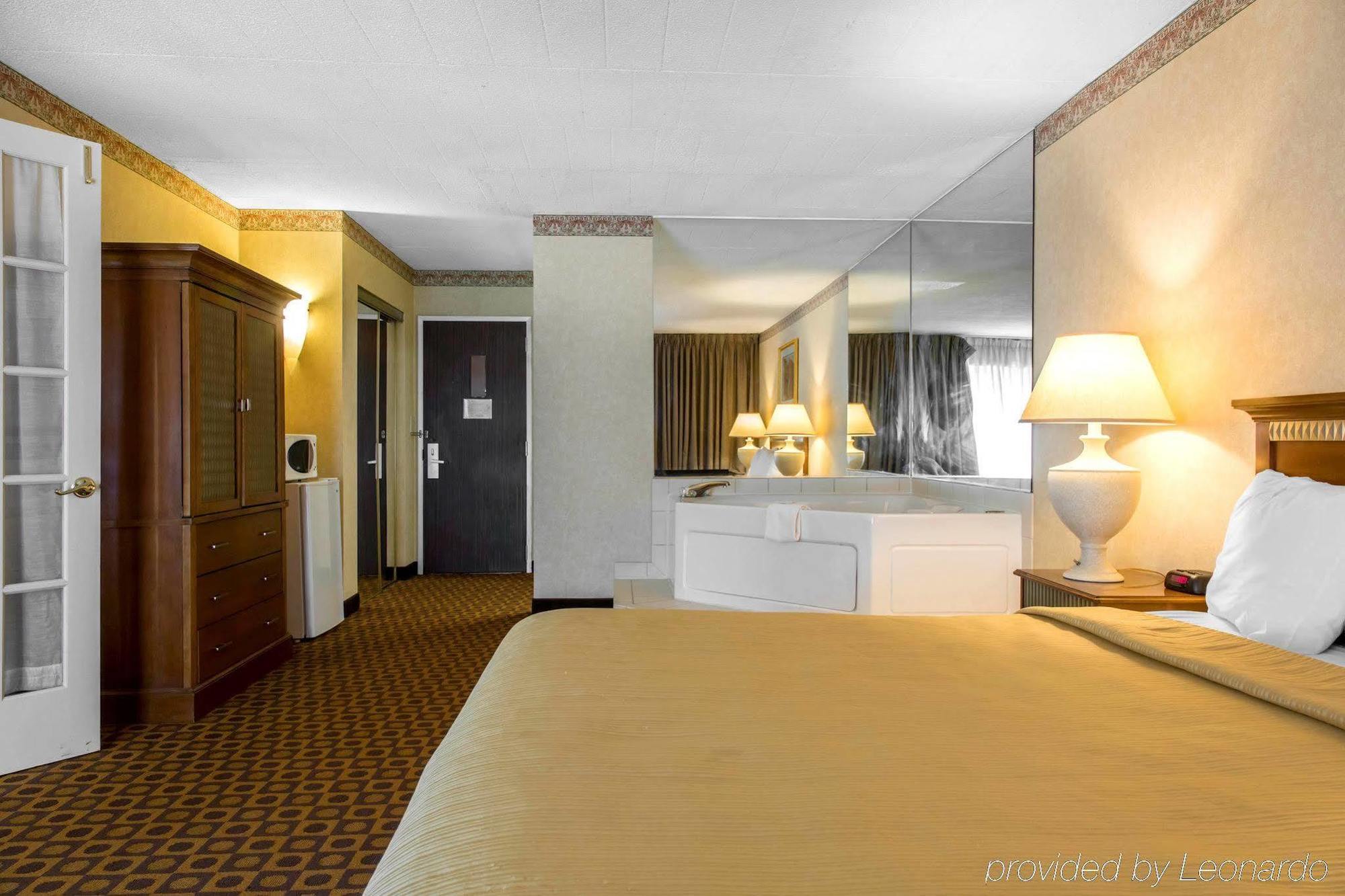 Quality Inn Виндзор Локс Экстерьер фото